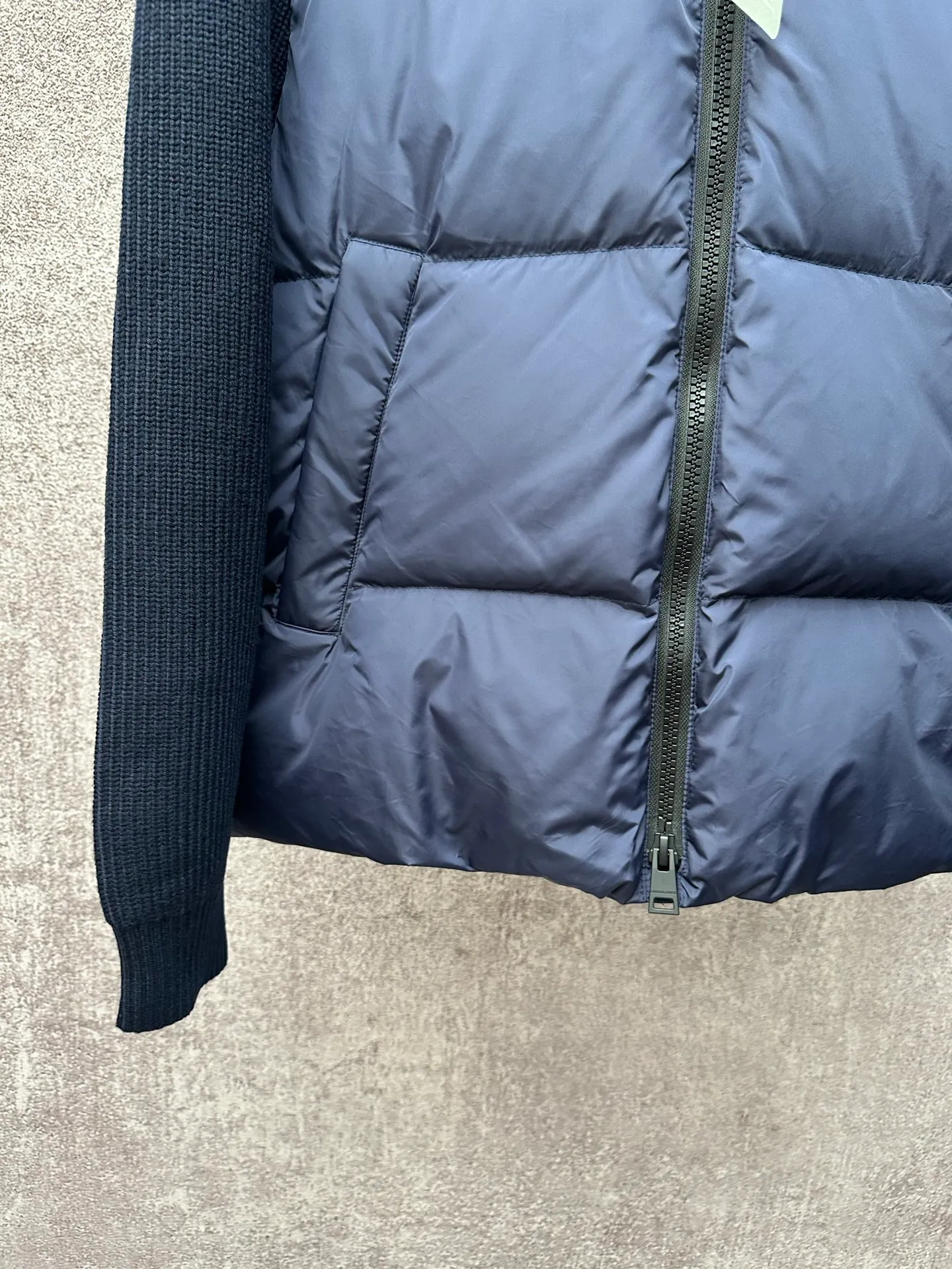 P930 Canada Goose Armband Hooded Down Jacket Fabric selection: The use of high-quality protective nylon fabric not only enhances the wear resistance of the surface, but also takes into account wind resistance, ensuring excellent performance in various harsh weather conditions.  90 national standard high-quality white duck down: selected high-loft down, weighing 170g, light and warm, with excellent temperature locking performance and good resilience.  Three-dimensional quilting process: Precision thread reinforcement to prevent velvet drilling and ensure that the fluffy and resilient elasticity lasts as new.  7-needle medium-thick knitted structure: Use thicker yarns to knit woolen fabrics with obvious thickness and weight. The texture is clearly visible and has a rough, retro texture. It has a good skeleton feel, is relatively stiff, and can maintain the silhouette of clothing for a long time. It also provides more layers of still air to lock in heat.  There is a brand exclusive LOGO on the woolen sleeve arms. It is dark and not obvious in the photo.  Accessories: One-to-one customized logo, one-to-one customized zipper pendant, one-to-one customized snap button SIZE: S M L XL